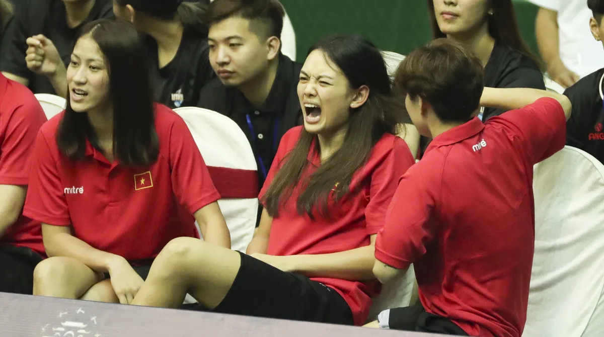 VTV Cup 2019: Thua cá cược, Thu Hoài nhận hình phạt đau điếng từ đồng đội - Ảnh 3. VTV Cup 2019: Thua cá cược, Thu Hoài nhận hình phạt đau điếng từ đồng đội - Ảnh 3.