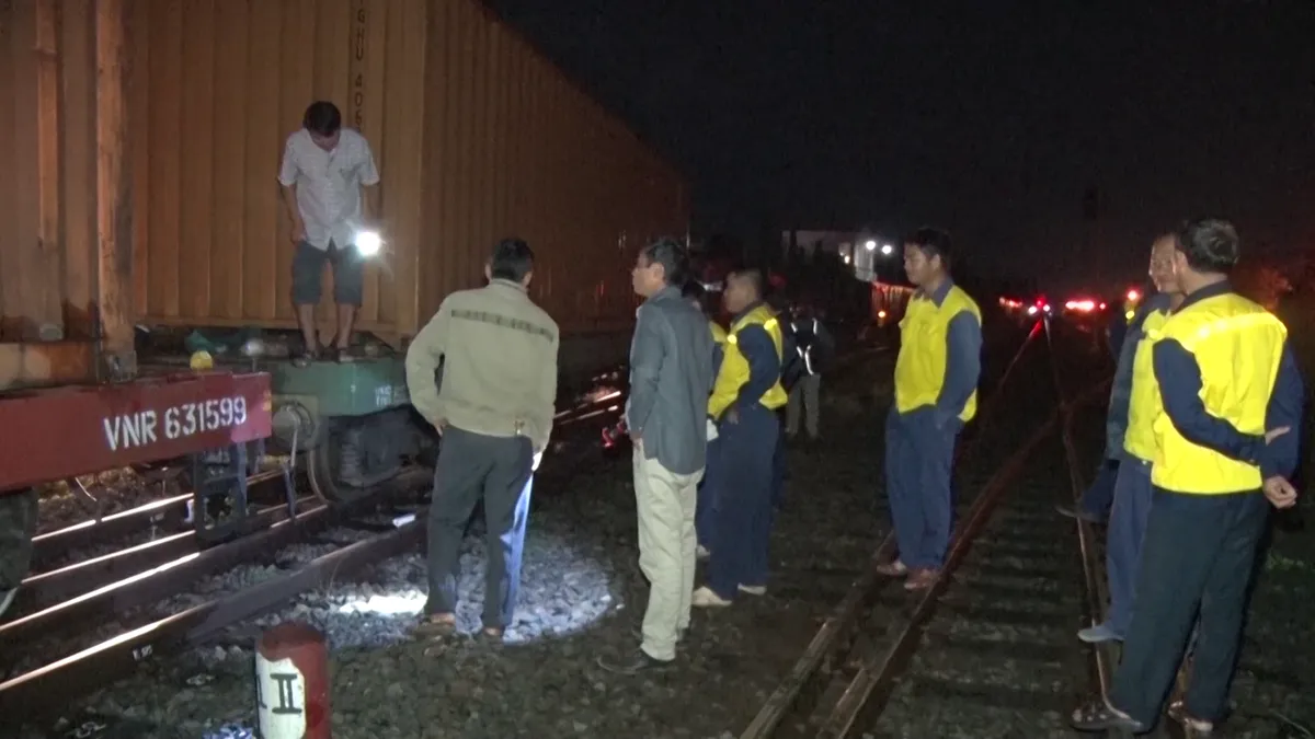 Tàu trật bánh tại Đồng Nai, đường sắt Bắc – Nam tê liệt nhiều giờ - Ảnh 3. Tàu trật bánh tại Đồng Nai, đường sắt Bắc – Nam tê liệt nhiều giờ - Ảnh 3.