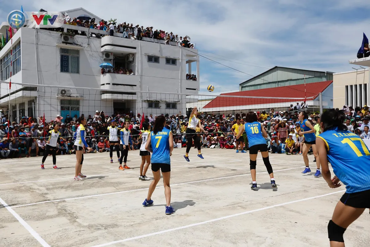 ĐT Việt Nam choáng ngợp trước sự tiếp đón của người dân huyện Quế Sơn, tỉnh Quảng Nam - Ảnh 14. ĐT Việt Nam choáng ngợp trước sự tiếp đón của người dân huyện Quế Sơn, tỉnh Quảng Nam - Ảnh 14.