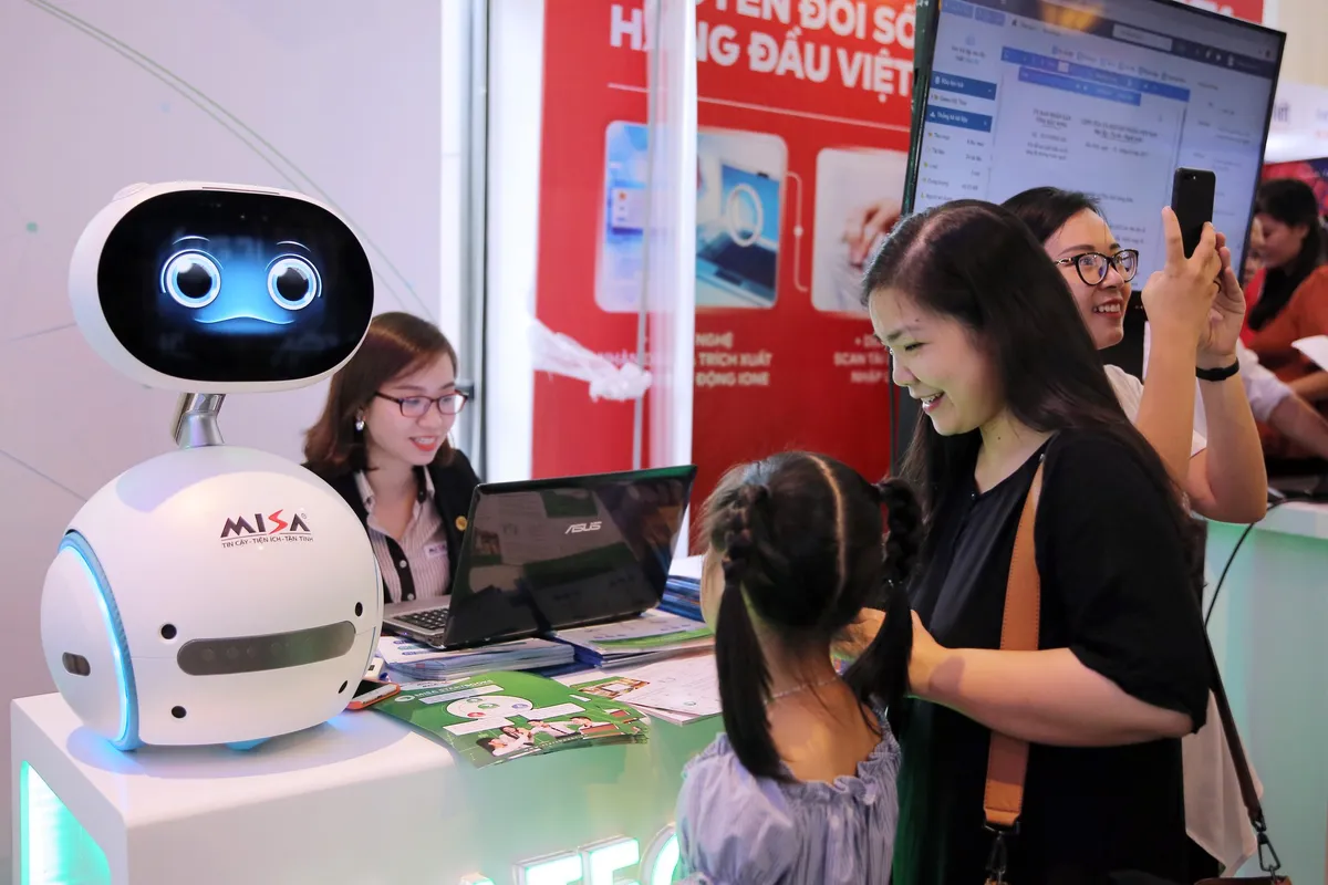 Nhiều giải pháp chuyển đổi số được giới thiệu tại Vietnam ICT Summit 2019 - Ảnh 3.