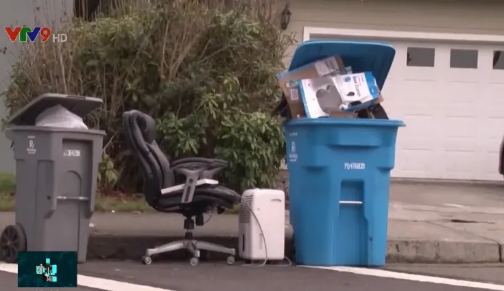 Nh&agrave; m&aacute;y t&aacute;i chế ph&aacute;t hiện hơn 22.000 USD trong r&aacute;c - Ảnh 1.