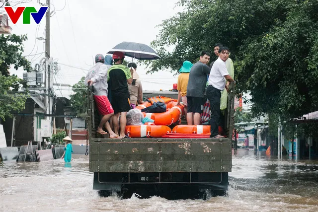 Chùm ảnh: Đảo Phú Quốc ngập sâu sau mưa lớn, người dân đi lại bằng bè tự chế - Ảnh 17.