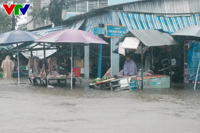 Chùm ảnh: Đảo Phú Quốc ngập sâu sau mưa lớn, người dân đi lại bằng bè tự chế - Ảnh 18.