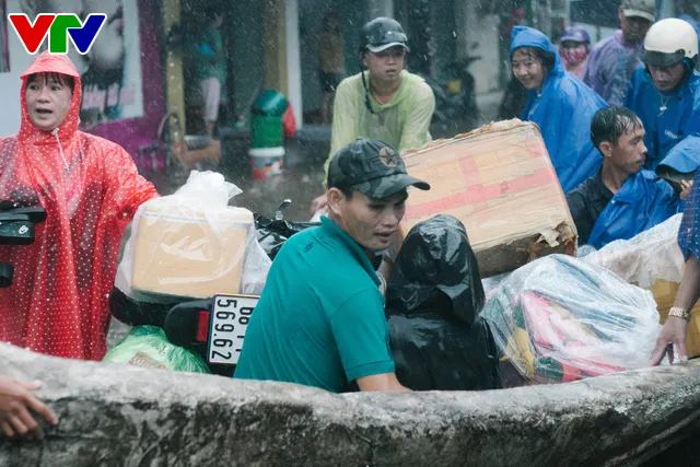 Chùm ảnh: Đảo Phú Quốc ngập sâu sau mưa lớn, người dân đi lại bằng bè tự chế - Ảnh 16.