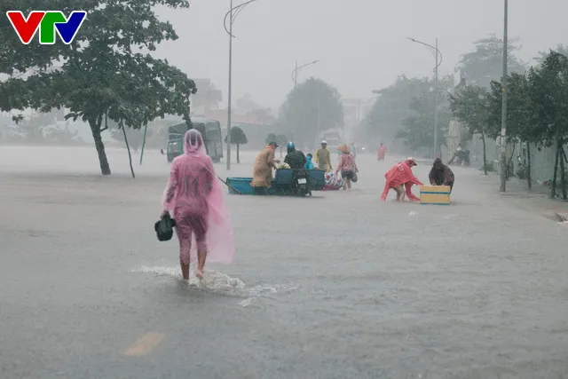 Chùm ảnh: Đảo Phú Quốc ngập sâu sau mưa lớn, người dân đi lại bằng bè tự chế - Ảnh 19.