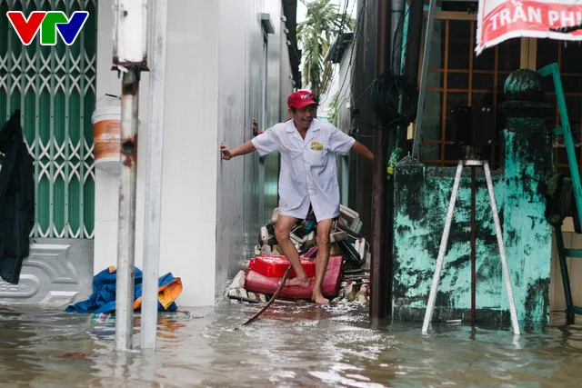 Chùm ảnh: Đảo Phú Quốc ngập sâu sau mưa lớn, người dân đi lại bằng bè tự chế - Ảnh 14.