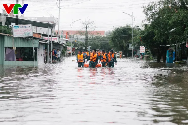 Chùm ảnh: Đảo Phú Quốc ngập sâu sau mưa lớn, người dân đi lại bằng bè tự chế - Ảnh 12.