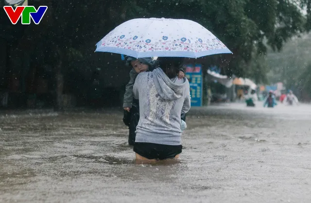 Chùm ảnh: Đảo Phú Quốc ngập sâu sau mưa lớn, người dân đi lại bằng bè tự chế - Ảnh 9.