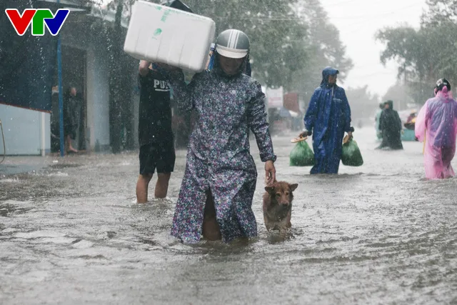 Chùm ảnh: Đảo Phú Quốc ngập sâu sau mưa lớn, người dân đi lại bằng bè tự chế - Ảnh 8.