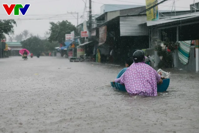 Chùm ảnh: Đảo Phú Quốc ngập sâu sau mưa lớn, người dân đi lại bằng bè tự chế - Ảnh 4.