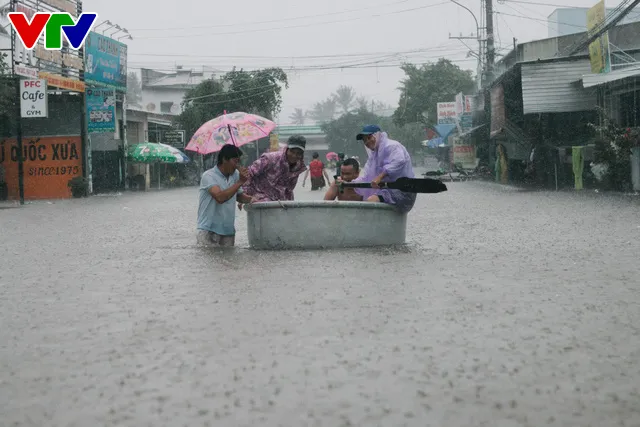 Chùm ảnh: Đảo Phú Quốc ngập sâu sau mưa lớn, người dân đi lại bằng bè tự chế - Ảnh 2.