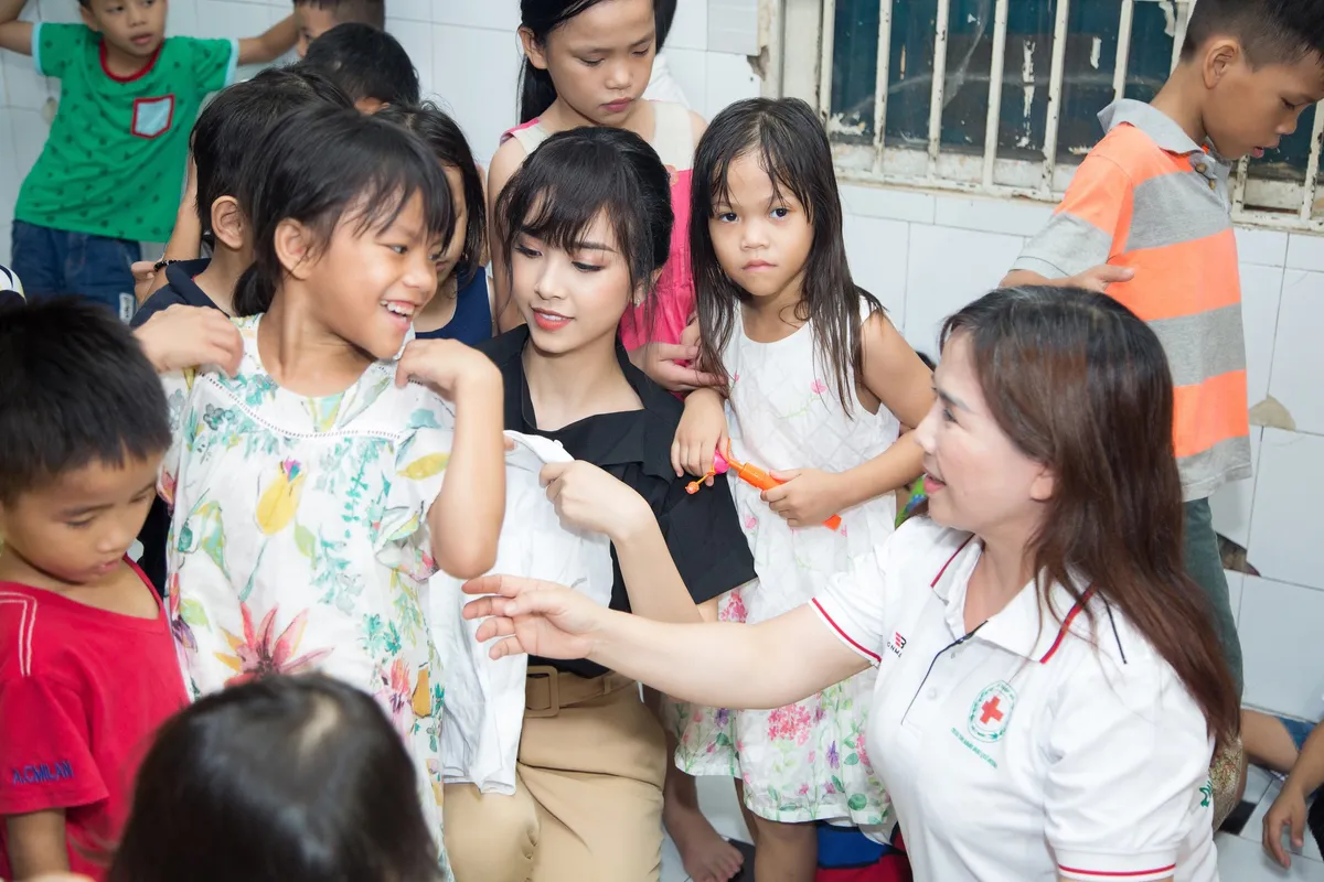 Á hậu Thúy An và lễ Trung thu ý nghĩa trước khi lên đường thi Miss Intercontinental - Ảnh 1.