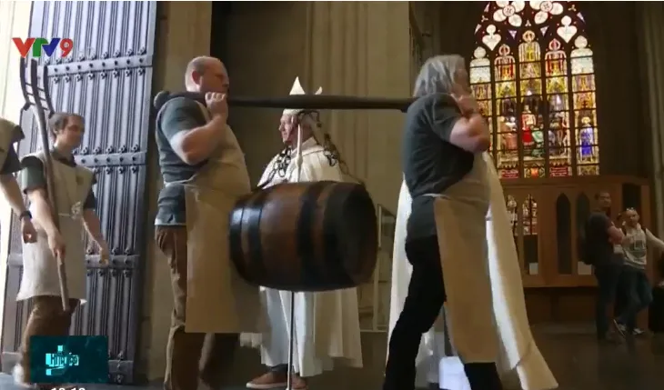 Tổ chức lễ ban phước thường ni&ecirc;n cho... bia - Ảnh 1.