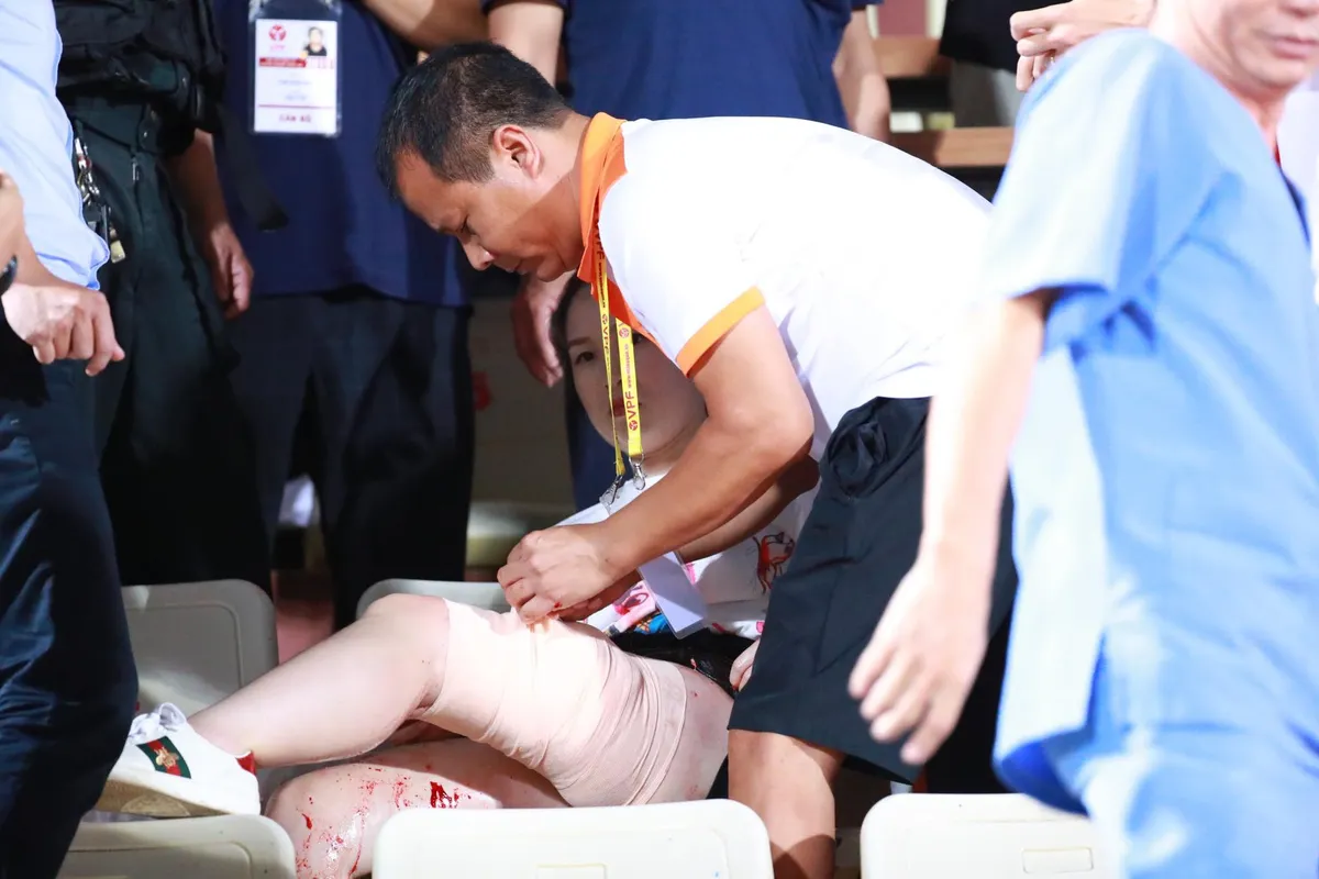 VIDEO độc quyền: Tốc độ kinh hoàng của quả pháo sáng gây thương tích cho CĐV Hà Nội trong trận gặp DNH Nam Định - Ảnh 1. VIDEO độc quyền: Tốc độ kinh hoàng của quả pháo sáng gây thương tích cho CĐV Hà Nội trong trận gặp DNH Nam Định - Ảnh 1.