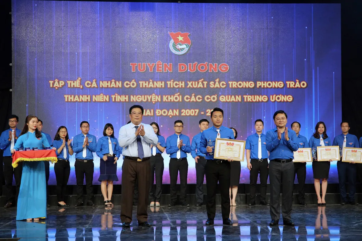 Tuyên dương tập thể, cá nhân có thành tích xuất sắc trong phong trào thanh niên tình nguyện (2007 - 2019) - Ảnh 13. Tuyên dương tập thể, cá nhân có thành tích xuất sắc trong phong trào thanh niên tình nguyện (2007 - 2019) - Ảnh 13.