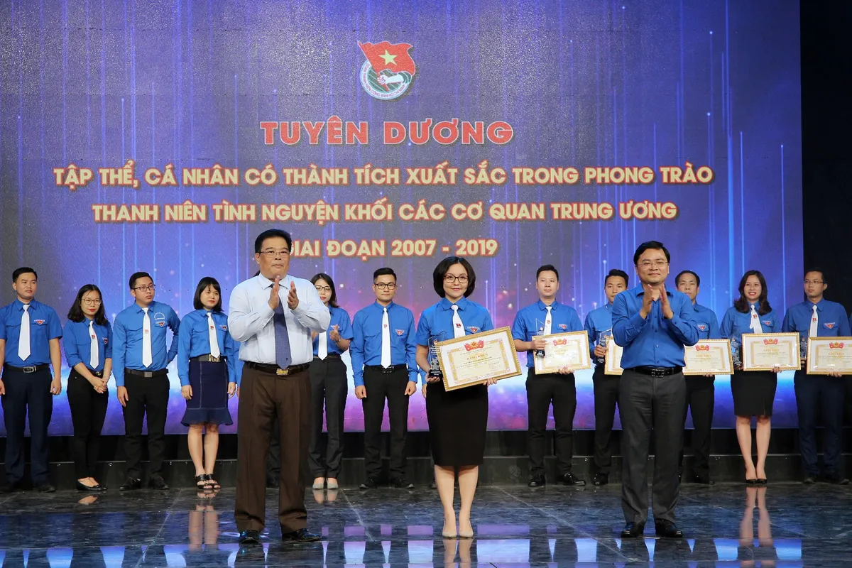 Tuyên dương tập thể, cá nhân có thành tích xuất sắc trong phong trào thanh niên tình nguyện (2007 - 2019) - Ảnh 15. Tuyên dương tập thể, cá nhân có thành tích xuất sắc trong phong trào thanh niên tình nguyện (2007 - 2019) - Ảnh 15.