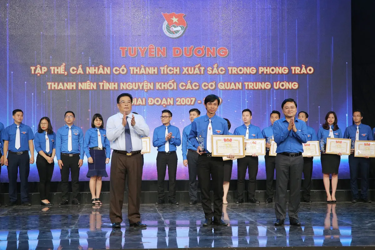 Tuyên dương tập thể, cá nhân có thành tích xuất sắc trong phong trào thanh niên tình nguyện (2007 - 2019) - Ảnh 17. Tuyên dương tập thể, cá nhân có thành tích xuất sắc trong phong trào thanh niên tình nguyện (2007 - 2019) - Ảnh 17.