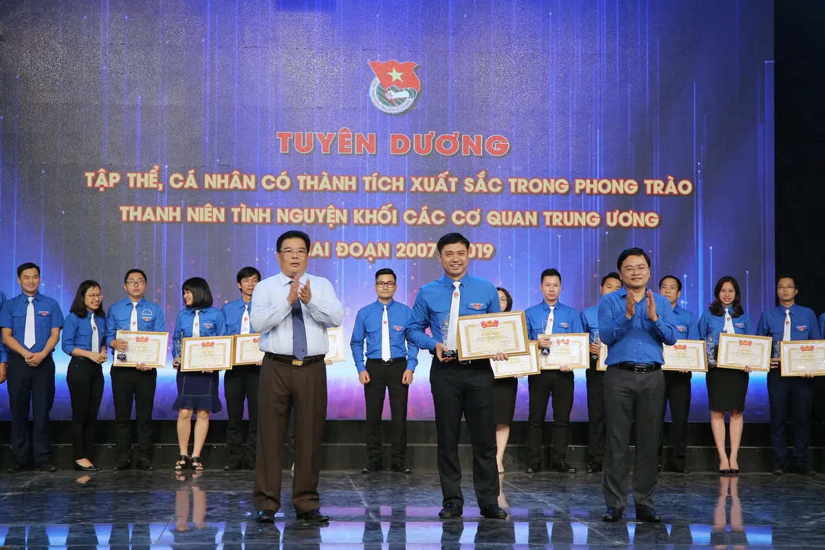 Tuyên dương tập thể, cá nhân có thành tích xuất sắc trong phong trào thanh niên tình nguyện (2007 - 2019) - Ảnh 19. Tuyên dương tập thể, cá nhân có thành tích xuất sắc trong phong trào thanh niên tình nguyện (2007 - 2019) - Ảnh 19.