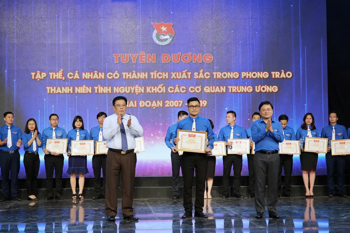 Tuyên dương tập thể, cá nhân có thành tích xuất sắc trong phong trào thanh niên tình nguyện (2007 - 2019) - Ảnh 20. Tuyên dương tập thể, cá nhân có thành tích xuất sắc trong phong trào thanh niên tình nguyện (2007 - 2019) - Ảnh 20.