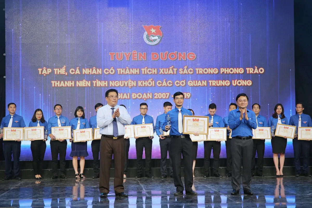 Tuyên dương tập thể, cá nhân có thành tích xuất sắc trong phong trào thanh niên tình nguyện (2007 - 2019) - Ảnh 25. Tuyên dương tập thể, cá nhân có thành tích xuất sắc trong phong trào thanh niên tình nguyện (2007 - 2019) - Ảnh 25.