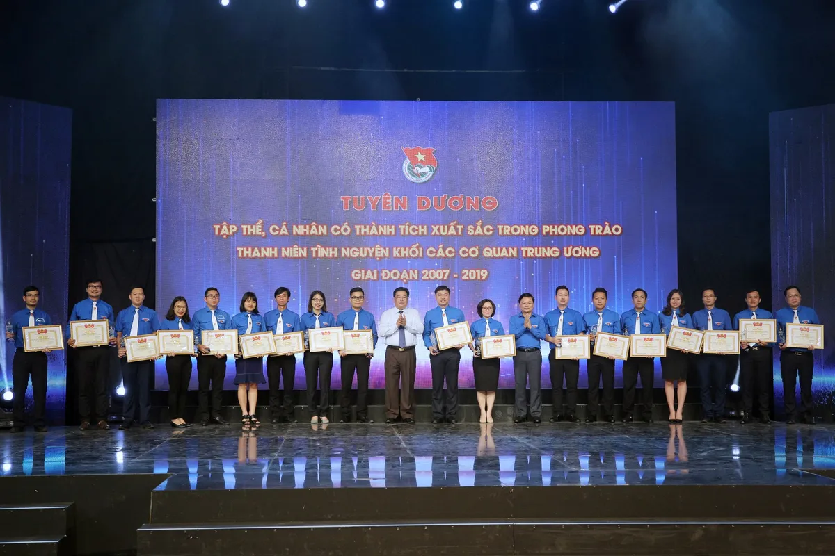 Tuyên dương tập thể, cá nhân có thành tích xuất sắc trong phong trào thanh niên tình nguyện (2007 - 2019) - Ảnh 4. Tuyên dương tập thể, cá nhân có thành tích xuất sắc trong phong trào thanh niên tình nguyện (2007 - 2019) - Ảnh 4.