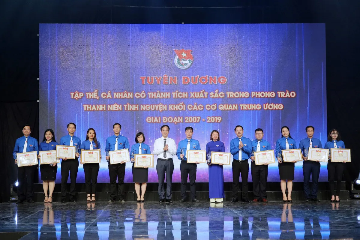 Tuyên dương tập thể, cá nhân có thành tích xuất sắc trong phong trào thanh niên tình nguyện (2007 - 2019) - Ảnh 5. Tuyên dương tập thể, cá nhân có thành tích xuất sắc trong phong trào thanh niên tình nguyện (2007 - 2019) - Ảnh 5.