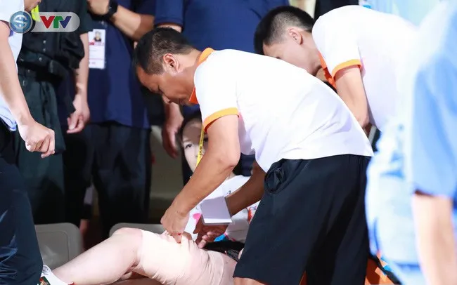 Nữ CĐV trúng pháo sáng trận CLB Hà Nội – Nam Định phải phẫu thuật ghép da - Ảnh 1. Nữ CĐV trúng pháo sáng trận CLB Hà Nội – Nam Định phải phẫu thuật ghép da - Ảnh 1.