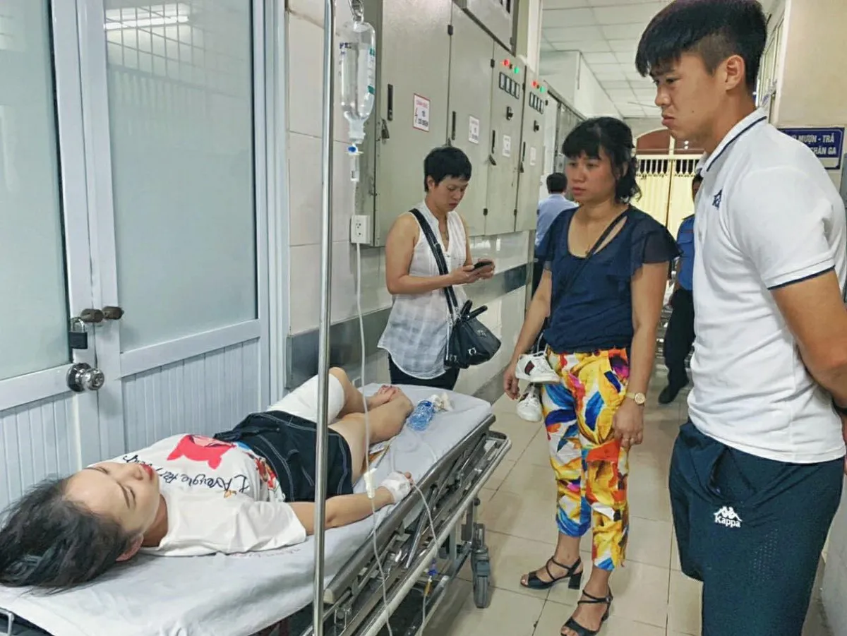 Truyền thông quốc tế sửng sốt với sự cố pháo sáng trên sân Hàng Đẫy - Ảnh 1. Truyền thông quốc tế sửng sốt với sự cố pháo sáng trên sân Hàng Đẫy - Ảnh 1.