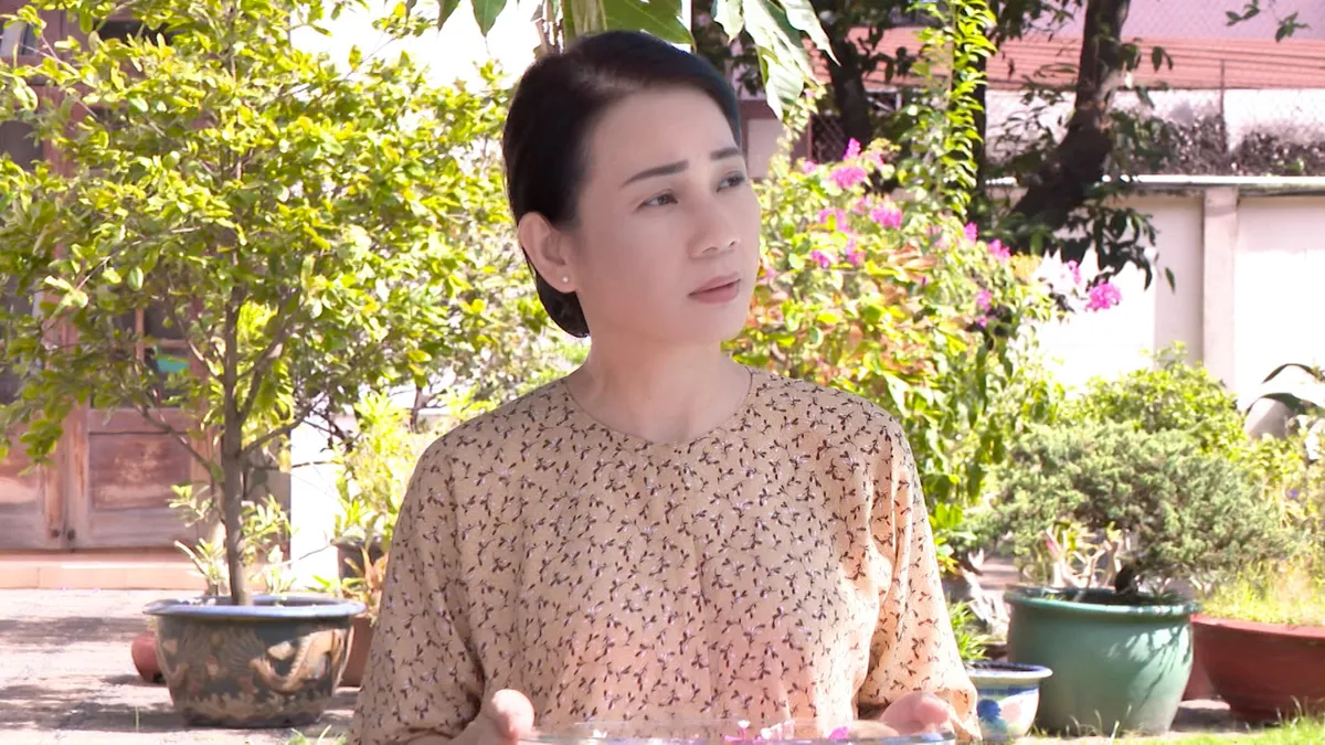Hoàng Trinh giả làm osin điều tra con dâu tương lai trong Mẹ chồng lắm chiêu - Ảnh 1.