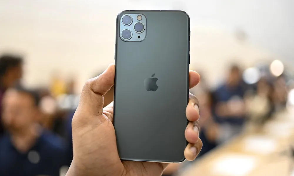 iPhone 11 tại Việt Nam: Giá bán tốt, màu xanh rêu vẫn rất nóng - Ảnh 2.