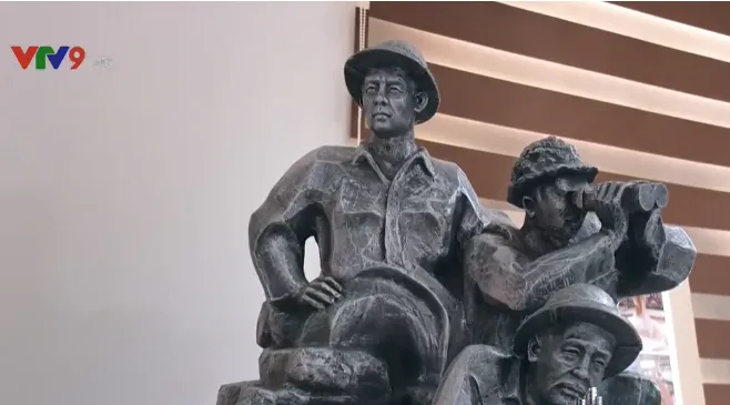 Trưng b&agrave;y 31 t&aacute;c phẩm đi&ecirc;u khắc về lực lượng vũ trang - Ảnh 1.