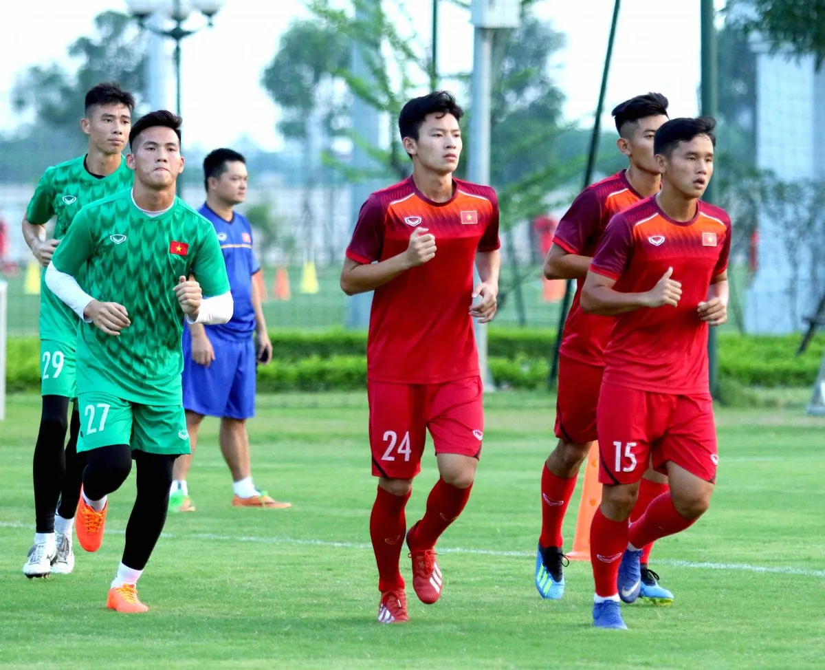 ĐT U19 Việt Nam hào hứng tập luyện dưới sự hướng dẫn của HLV Philippe Troussier - Ảnh 1. ĐT U19 Việt Nam hào hứng tập luyện dưới sự hướng dẫn của HLV Philippe Troussier - Ảnh 1.
