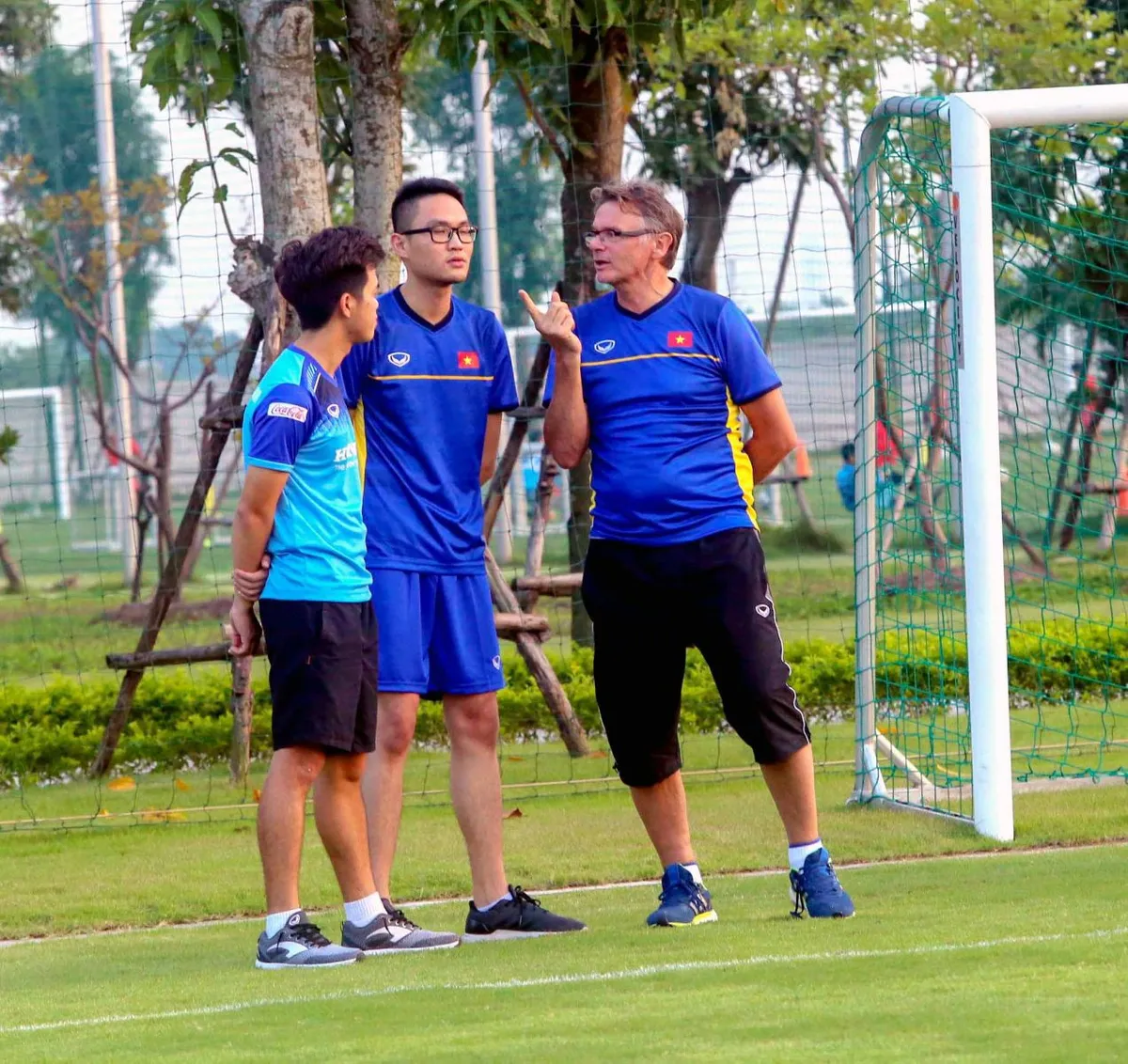 ĐT U19 Việt Nam hào hứng tập luyện dưới sự hướng dẫn của HLV Philippe Troussier - Ảnh 2. ĐT U19 Việt Nam hào hứng tập luyện dưới sự hướng dẫn của HLV Philippe Troussier - Ảnh 2.