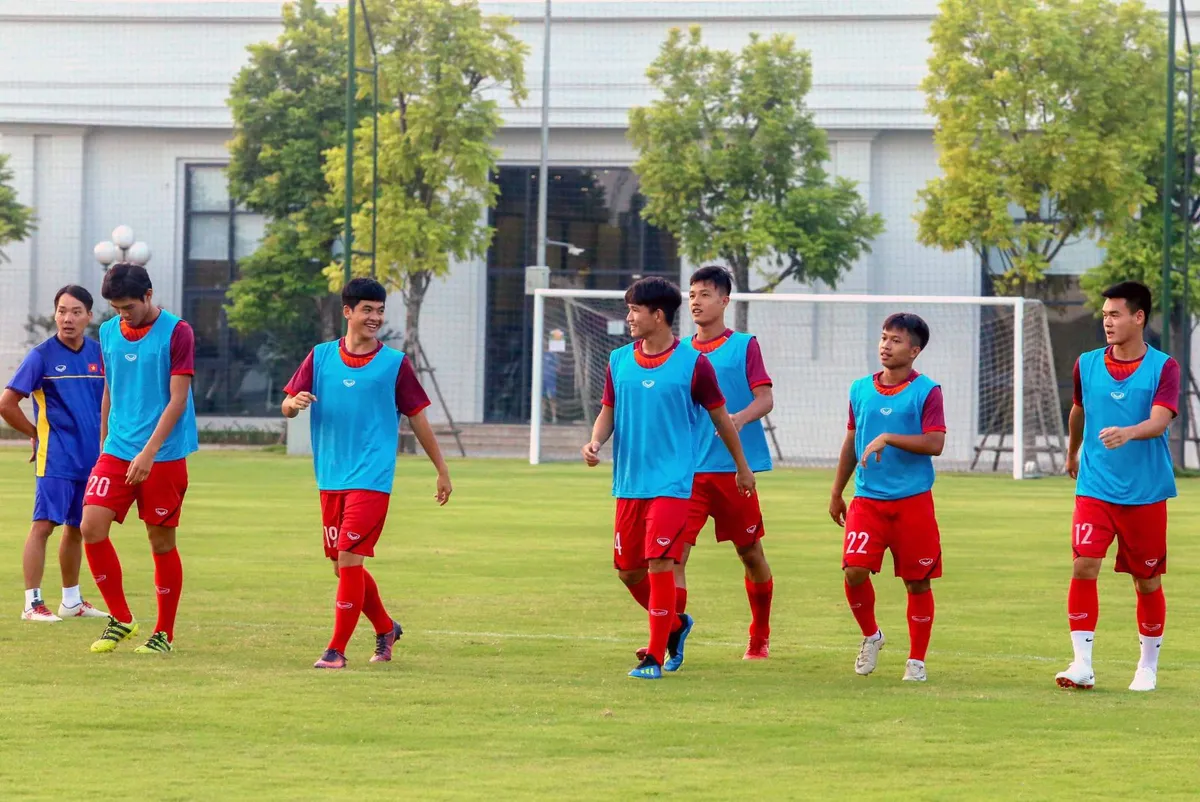ĐT U19 Việt Nam hào hứng tập luyện dưới sự hướng dẫn của HLV Philippe Troussier - Ảnh 3. ĐT U19 Việt Nam hào hứng tập luyện dưới sự hướng dẫn của HLV Philippe Troussier - Ảnh 3.
