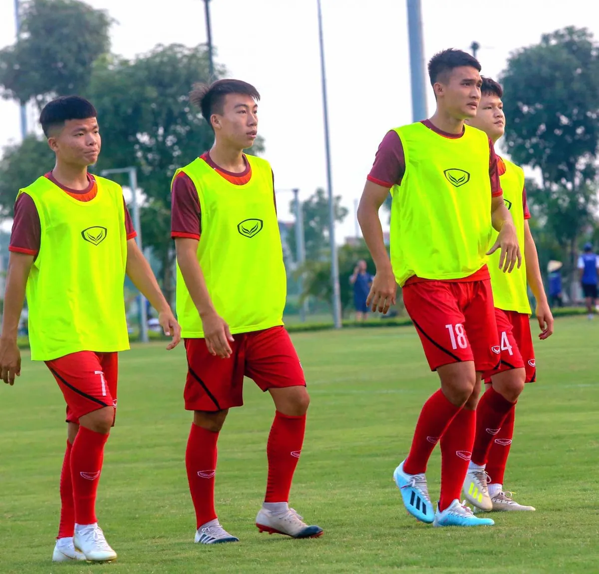ĐT U19 Việt Nam hào hứng tập luyện dưới sự hướng dẫn của HLV Philippe Troussier - Ảnh 4. ĐT U19 Việt Nam hào hứng tập luyện dưới sự hướng dẫn của HLV Philippe Troussier - Ảnh 4.