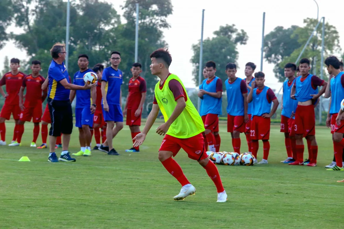 ĐT U19 Việt Nam hào hứng tập luyện dưới sự hướng dẫn của HLV Philippe Troussier - Ảnh 5. ĐT U19 Việt Nam hào hứng tập luyện dưới sự hướng dẫn của HLV Philippe Troussier - Ảnh 5.
