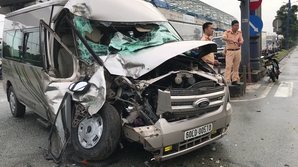 Xe ô tô 16 chỗ bị tông nát trên xa lộ Hà Nội - Ảnh 3. Xe ô tô 16 chỗ bị tông nát trên xa lộ Hà Nội - Ảnh 3.