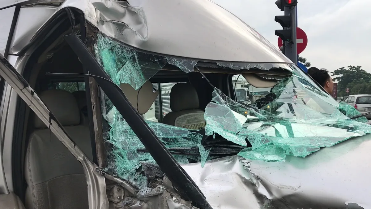 Xe ô tô 16 chỗ bị tông nát trên xa lộ Hà Nội - Ảnh 1. Xe ô tô 16 chỗ bị tông nát trên xa lộ Hà Nội - Ảnh 1.