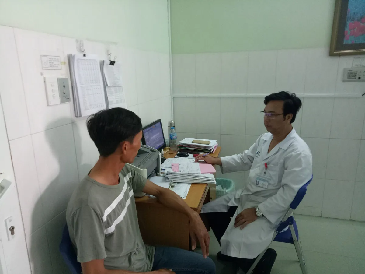 Xổ ra sán xơ mít dài 9m cho người đàn ông - Ảnh 1. Xổ ra sán xơ mít dài 9m cho người đàn ông - Ảnh 1.