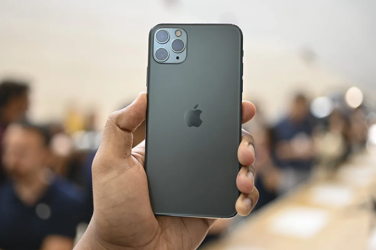 Bị dìm hàng với camera than tổ ong, iPhone 11 vẫn cháy hàng - Ảnh 1.