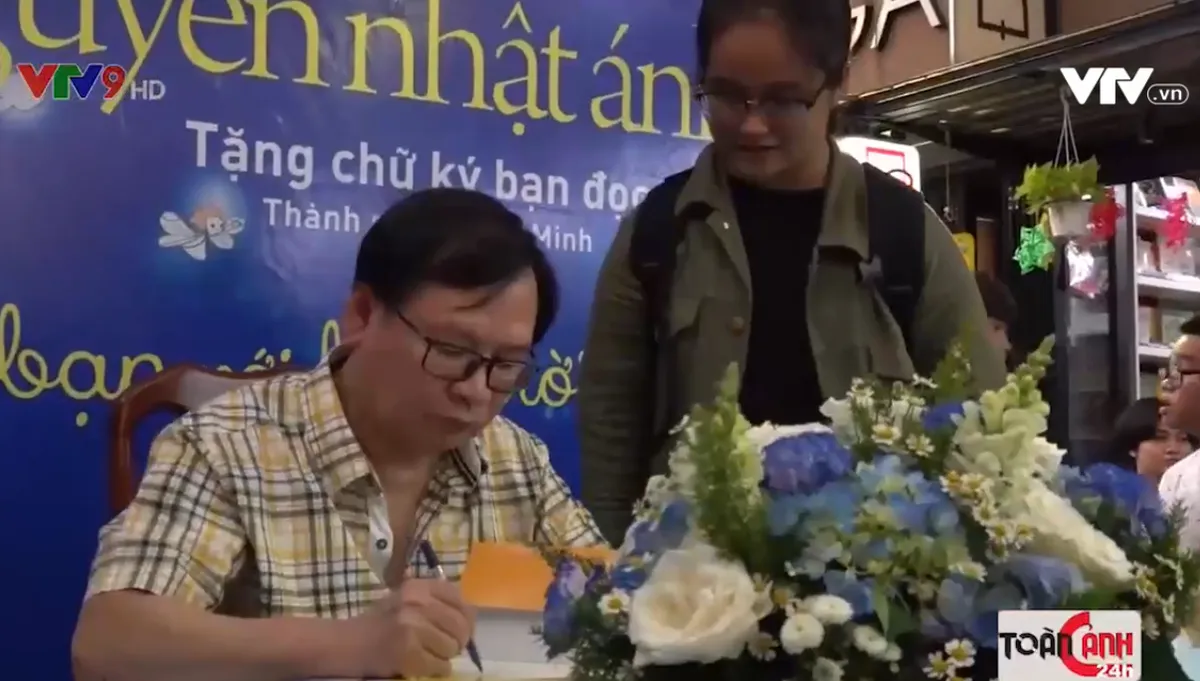 Nhà văn Nguyễn Nhật Ánh ký tặng sách Làm bạn với bầu trời - Ảnh 1. Nhà văn Nguyễn Nhật Ánh ký tặng sách Làm bạn với bầu trời - Ảnh 1.