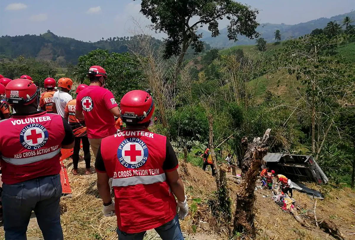 Tai nạn giao thông nghiêm trọng tại Philippines, hàng chục người thương vong - Ảnh 1.