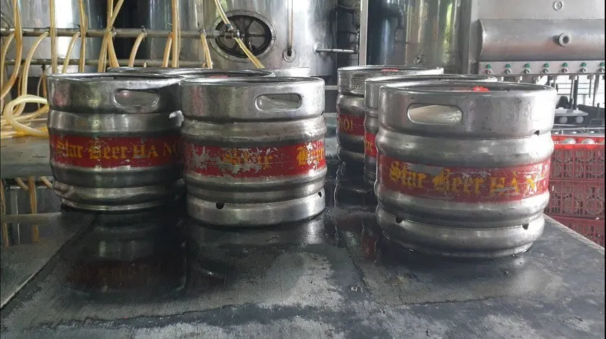 Hà Nội: Phát hiện hàng chục két bia “nhái” các thương hiệu nổi tiếng - Ảnh 1. Hà Nội: Phát hiện hàng chục két bia “nhái” các thương hiệu nổi tiếng - Ảnh 1.