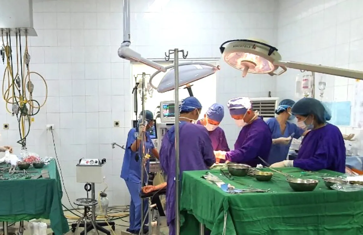 Nạn nh&acirc;n sống s&oacute;t sau vụ truy s&aacute;t cả nh&agrave; ở Đan Phượng được xuất viện - Ảnh 1.