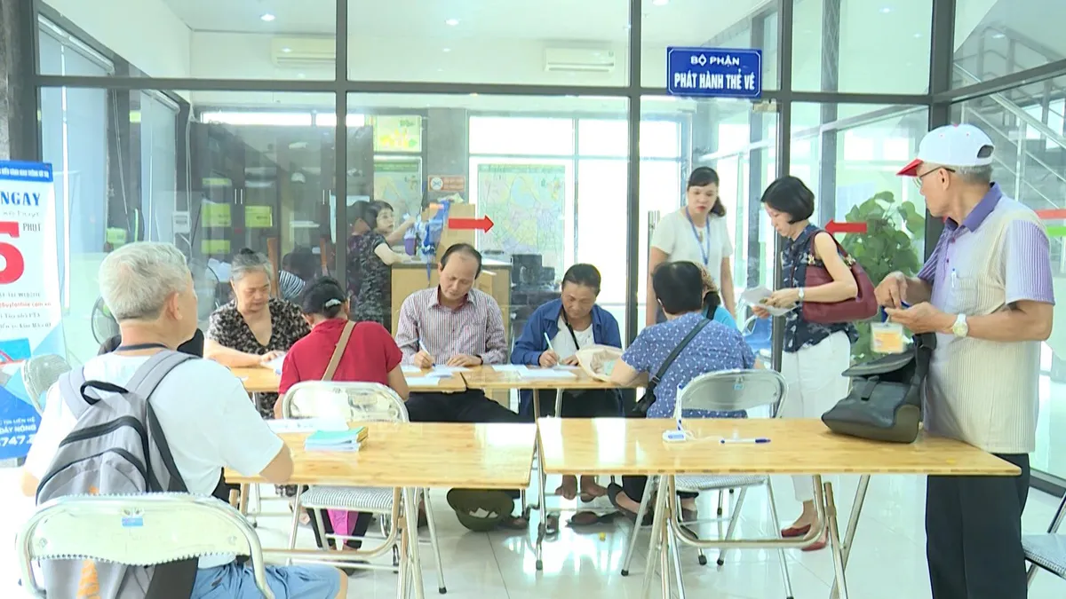 Hà Nội: Người cao tuổi sẽ nhận thẻ miễn phí xe bus sau 5 ngày đăng ký - Ảnh 1. Hà Nội: Người cao tuổi sẽ nhận thẻ miễn phí xe bus sau 5 ngày đăng ký - Ảnh 1.