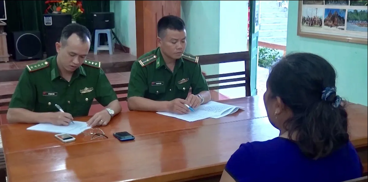 Lạng Sơn: Bắt quả tang mẹ đẻ bán con qua biên giới - Ảnh 3.