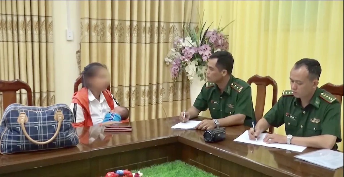 Lạng Sơn: Bắt quả tang mẹ đẻ bán con qua biên giới - Ảnh 2.