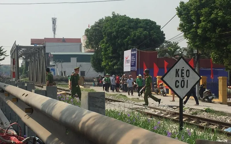 Nam thanh niên đi xe máy tử vong sau va chạm với tàu hỏa - Ảnh 2.