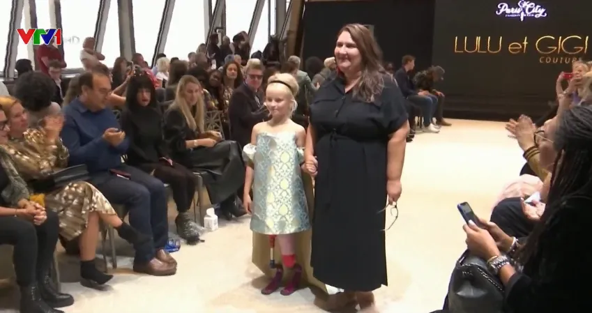 Bé gái không chân tự tin trên sàn catwalk - Ảnh 1. Bé gái không chân tự tin trên sàn catwalk - Ảnh 1.