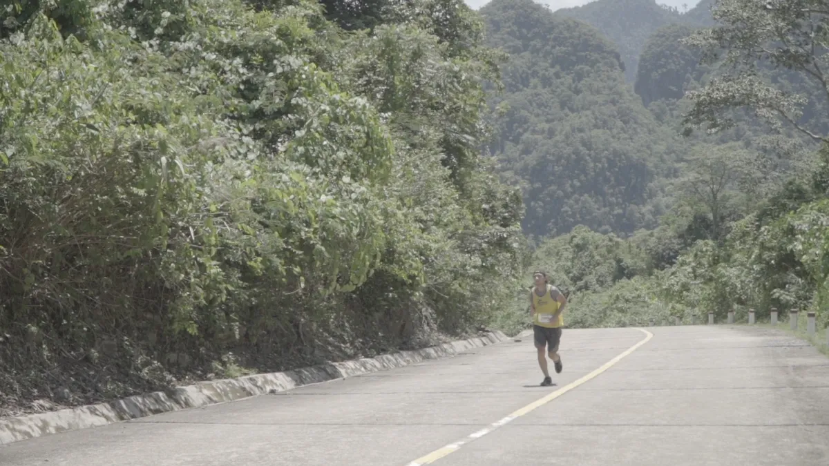 Revive Marathon xuyên Việt - Tập 3: Diễn viên Hữu Vi bứt phá về đích ở cự li 21km - Ảnh 1.